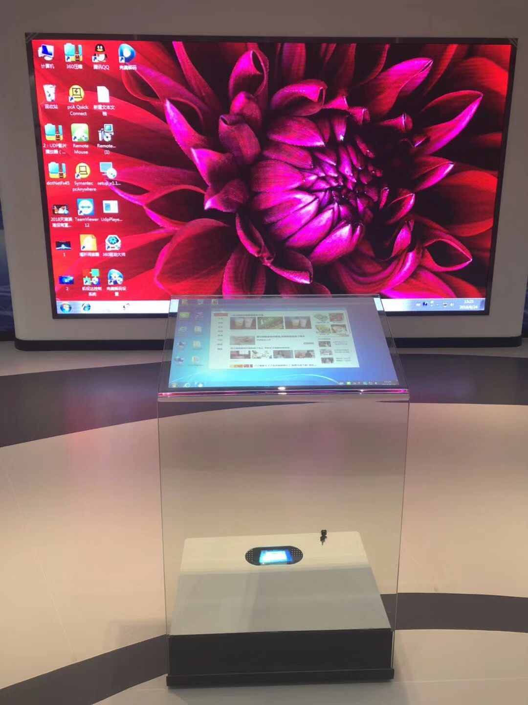 Kiosque tactile de projection arri&egrave;re