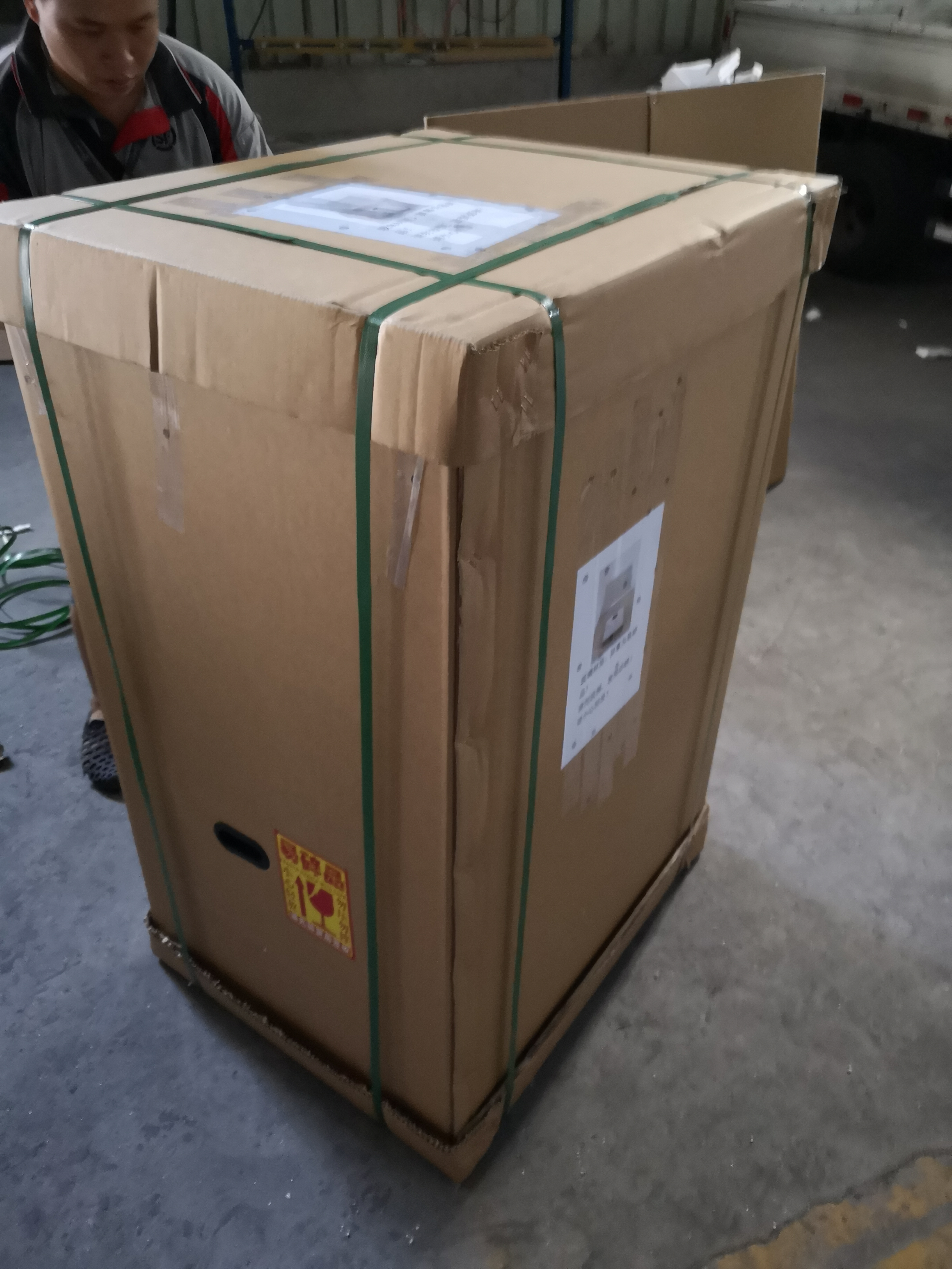 Kiosque tactile de projection arri&egrave;re